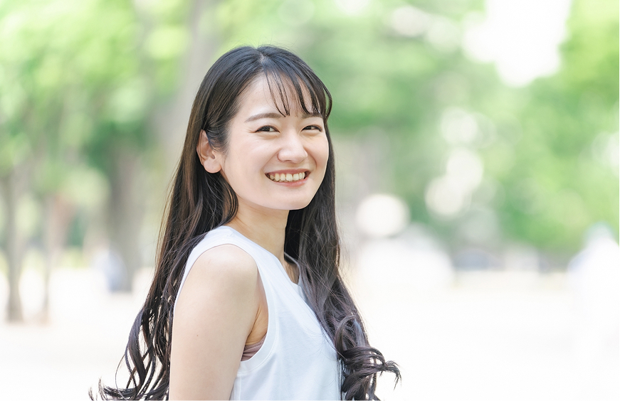 女性が髪をなびかせている