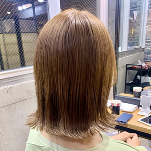 女性の髪後ろ姿