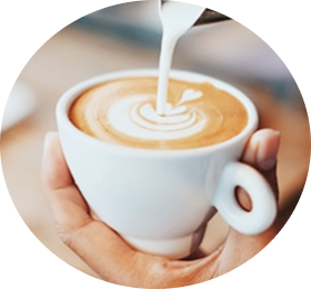コーヒーを注いでいる画像