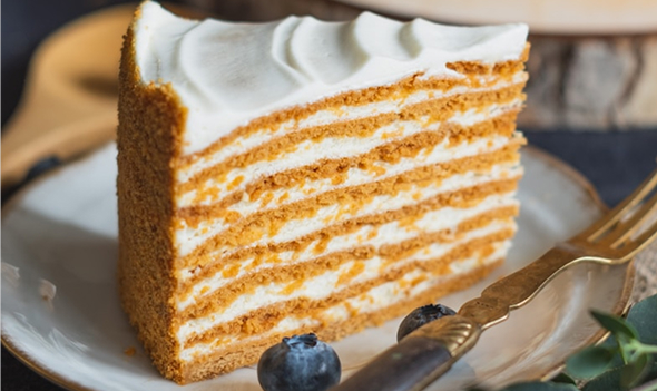 一切れのケーキがお皿に乗った画像